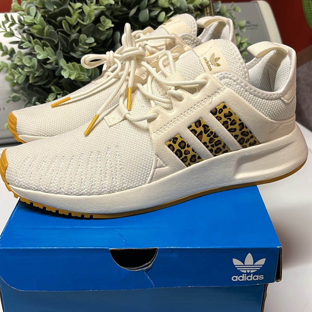 New Adidas Big Kids 5 Women 7.